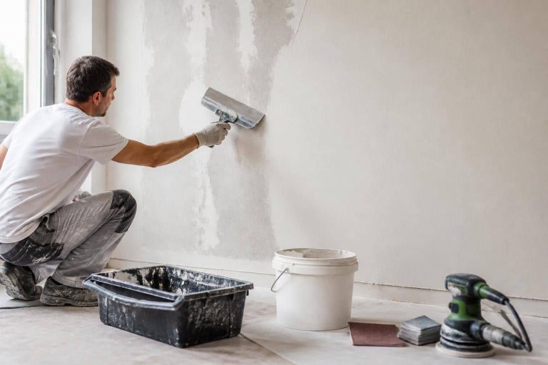 découvrez comment l'enduit de lissage prépare efficacement vos murs avant la peinture, assurant une finition parfaite et durable lors de vos travaux de rénovation.
