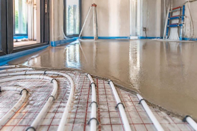 découvrez comment optimiser l'enrobage des tuyaux de chauffage avec la chape fluide pour garantir une planification efficace et des travaux réussis.