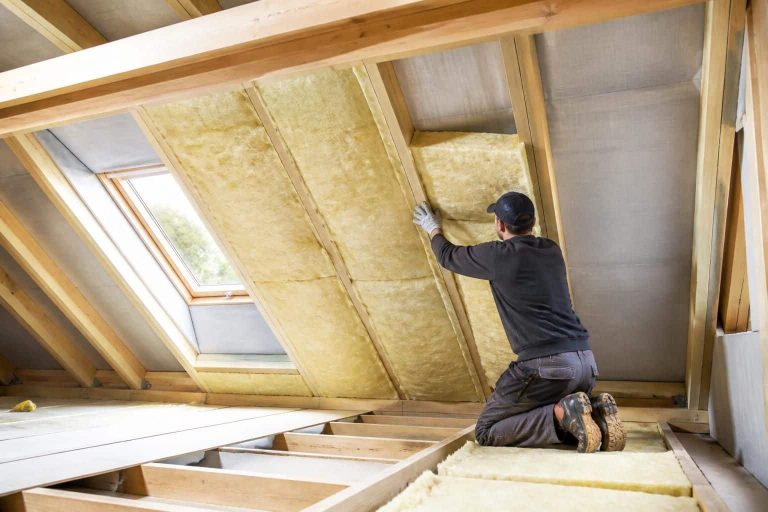 améliorez l'efficacité énergétique de votre maison en isolant vos combles perdus avec la laine de verre, une solution optimale pour des travaux performants et durables.