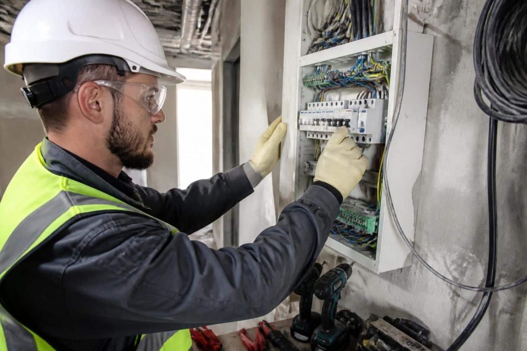 découvrez comment le disjoncteur différentiel assure la protection des personnes contre l'électrisation dans le cadre des travaux, en garantissant la sécurité électrique sur les chantiers.