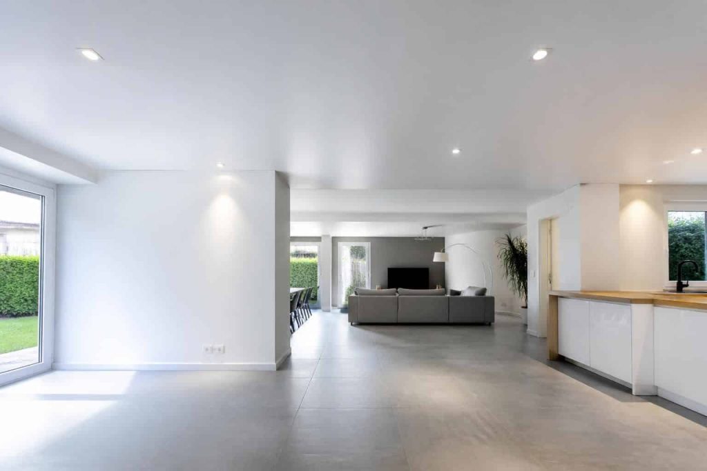 découvrez la liaison directe entre plafond tendu et rénovation rapide sans gravats, pour des projets de décoration intérieure modernes, rapides et propres.