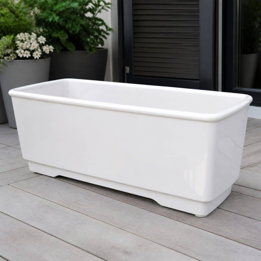 Jardinière plastique blanche brillante présentée seule