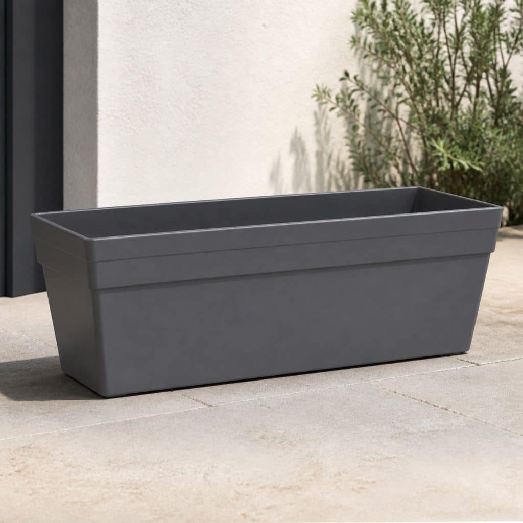 Jardinière plastique standard présentée seule