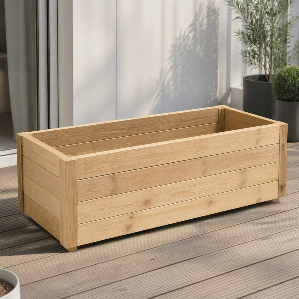 Jardinière rectangulaire en bois présentée seule