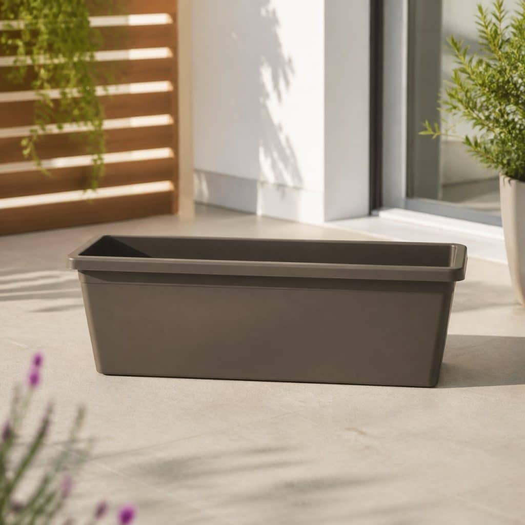 Jardinière rectangulaire en plastique présentée seule