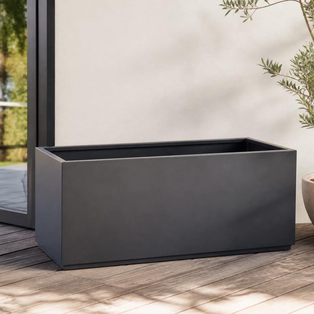 Jardinière rectangulaire grande en acier présentée seule