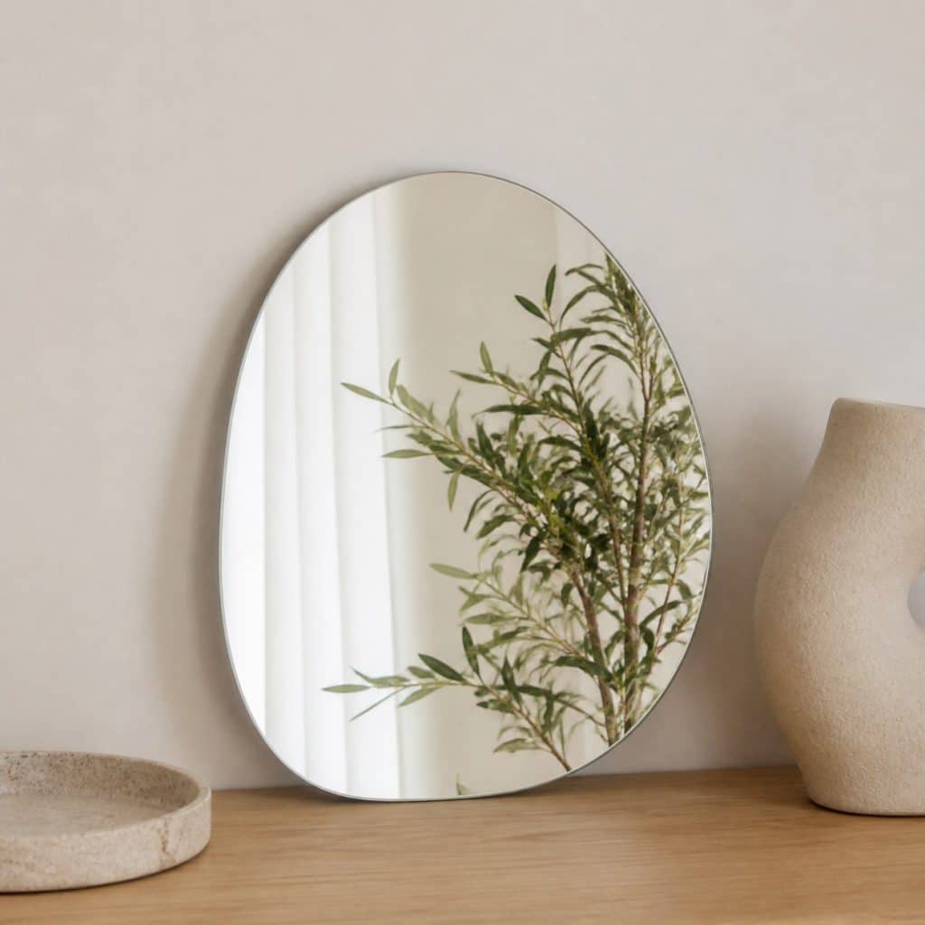 Miroir organique petit format présenté seul