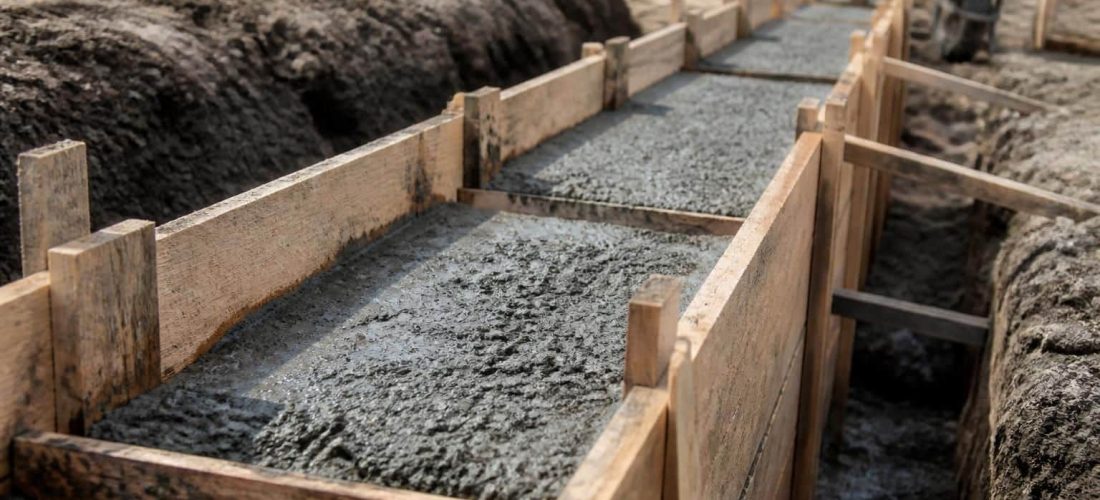 découvrez l'importance du coffrage en bois dans le maintien du béton coulé lors des fondations et optimisez la planification de vos travaux de construction.