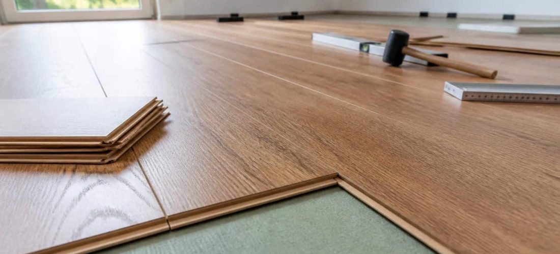 découvrez comment la pose flottante influence la dilatation naturelle des lames de stratifié, un aspect crucial dans les travaux de revêtement de sol pour assurer durabilité et confort.