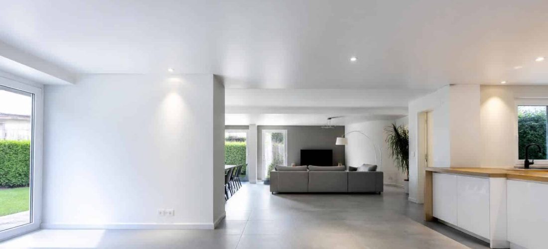 découvrez la liaison directe entre plafond tendu et rénovation rapide sans gravats, pour des projets de décoration intérieure modernes, rapides et propres.