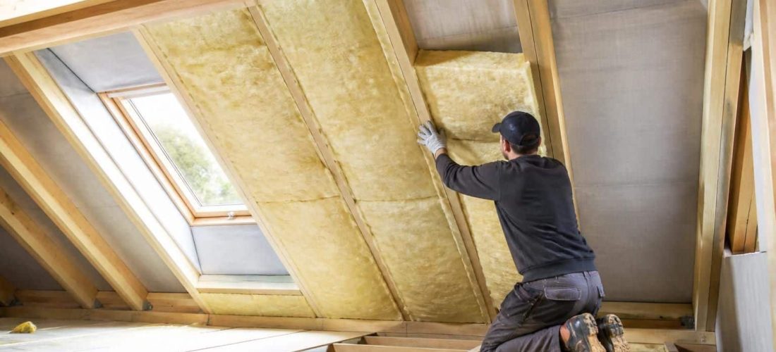 améliorez l'efficacité énergétique de votre maison en isolant vos combles perdus avec la laine de verre, une solution optimale pour des travaux performants et durables.