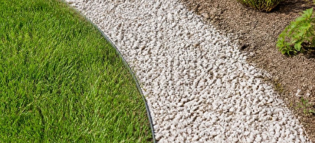 découvrez comment le gravier décoratif peut limiter efficacement la pousse des mauvaises herbes, tout en embellissant vos projets de décoration extérieure.